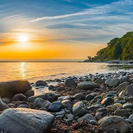 Beautiful 3 Min Walk To *